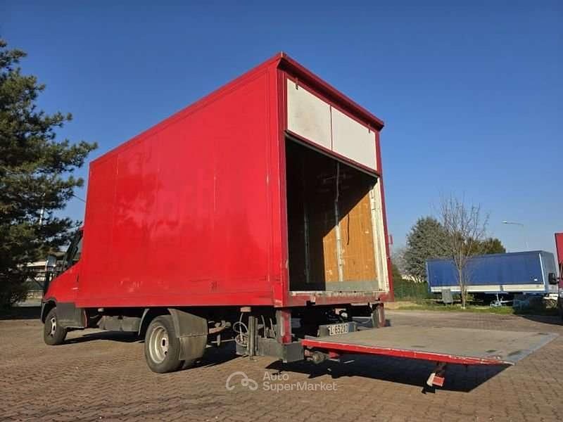 Usata Iveco Daily 140 CV (102 kW) 2017 Rosso Furgone
