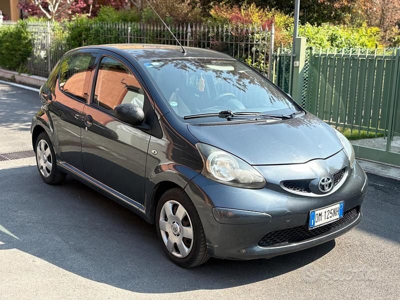 Usata Toyota Aygo 67 CV (49 kW) 2008 Grigio Utilitaria