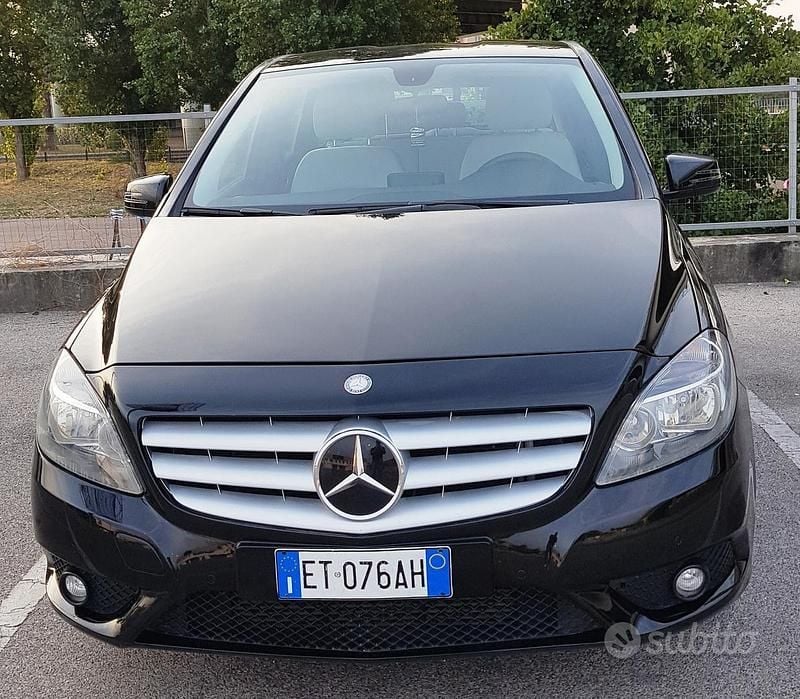 Käytetty Mercedes B160 90 HP (66 kW) 2013 Musta Tila-auto