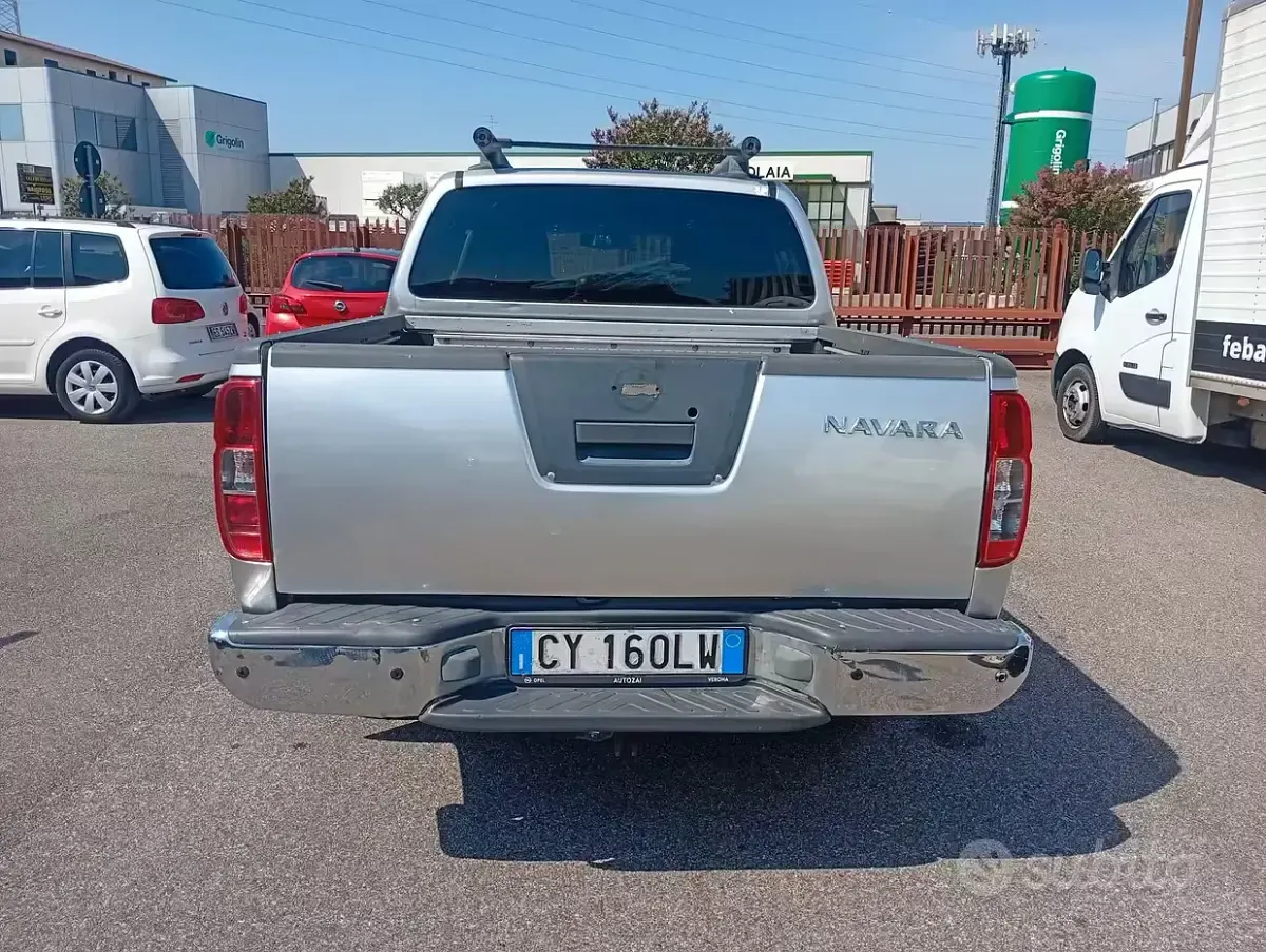 Usata Nissan Navara 174 CV (127 kW) 2005 Grigio Pick-up