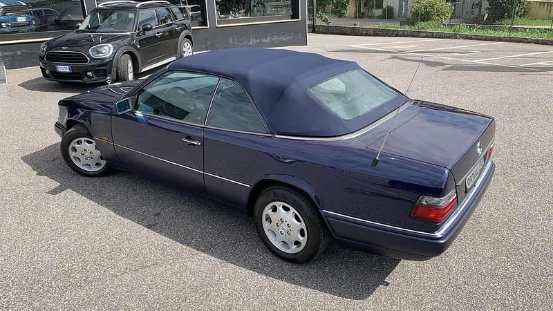 Usata Mercedes 200 136 CV (100 kW) 1995 Blu/azzurro Cabrio