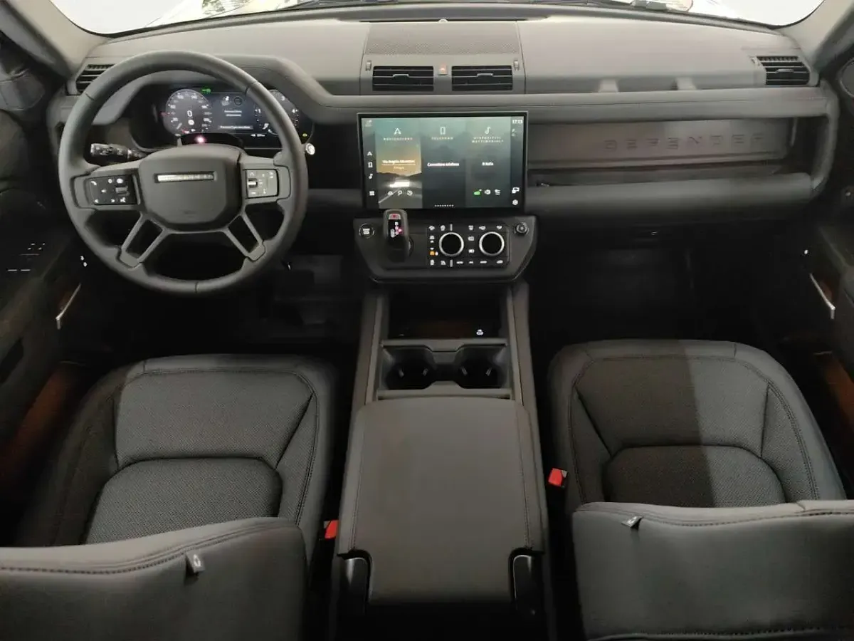 Usata Land Rover Defender SE Dynamic 200 CV (147 kW) 2026 Woolstone green SUV