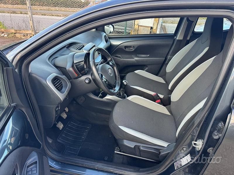 Usata Toyota Aygo X-Black 69 CV (50 kW) 2017 Verde Utilitaria