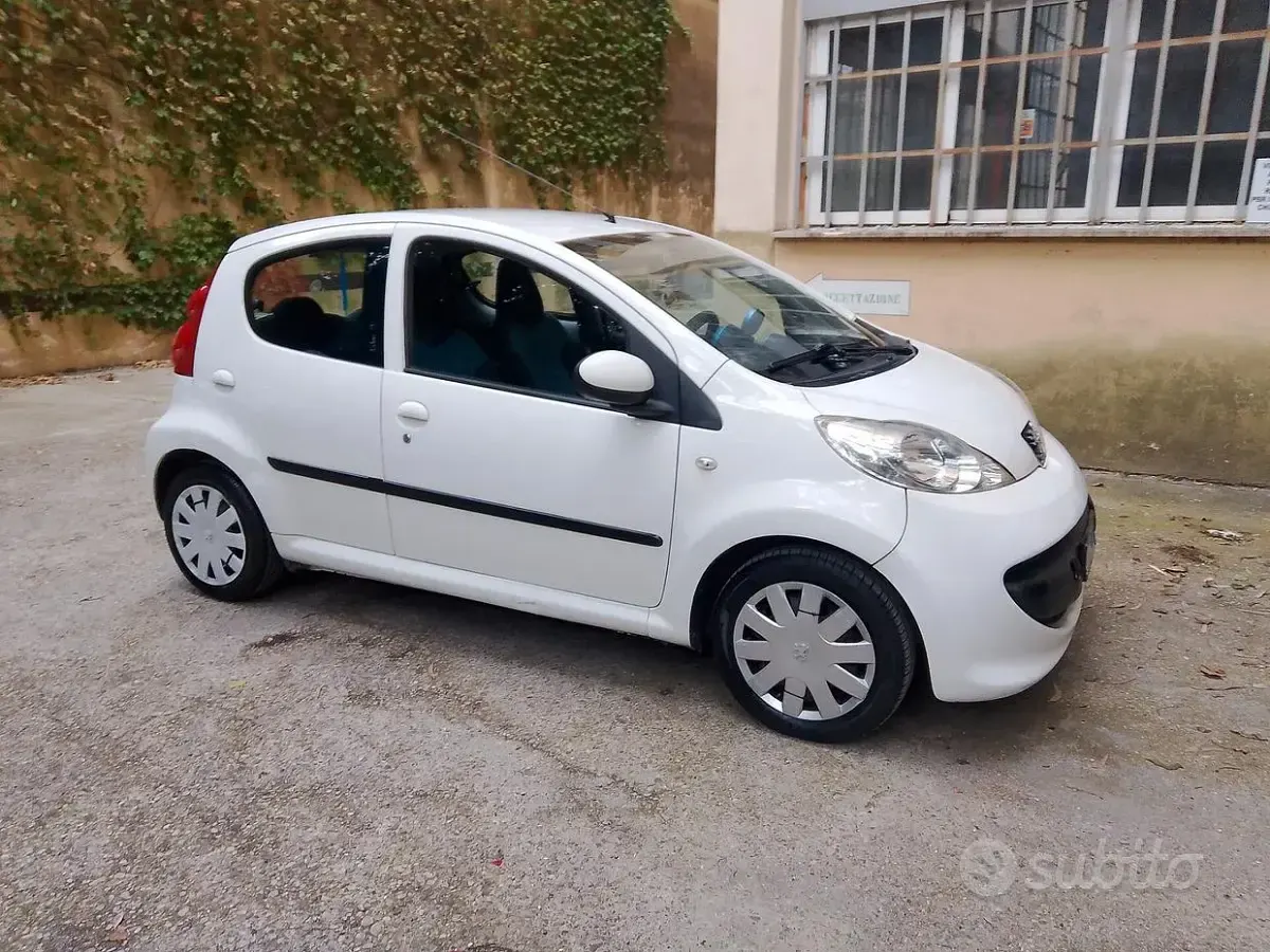 Käytetty Peugeot 107 68 HP (50 kW) 2008 Valkoinen Viistoperä