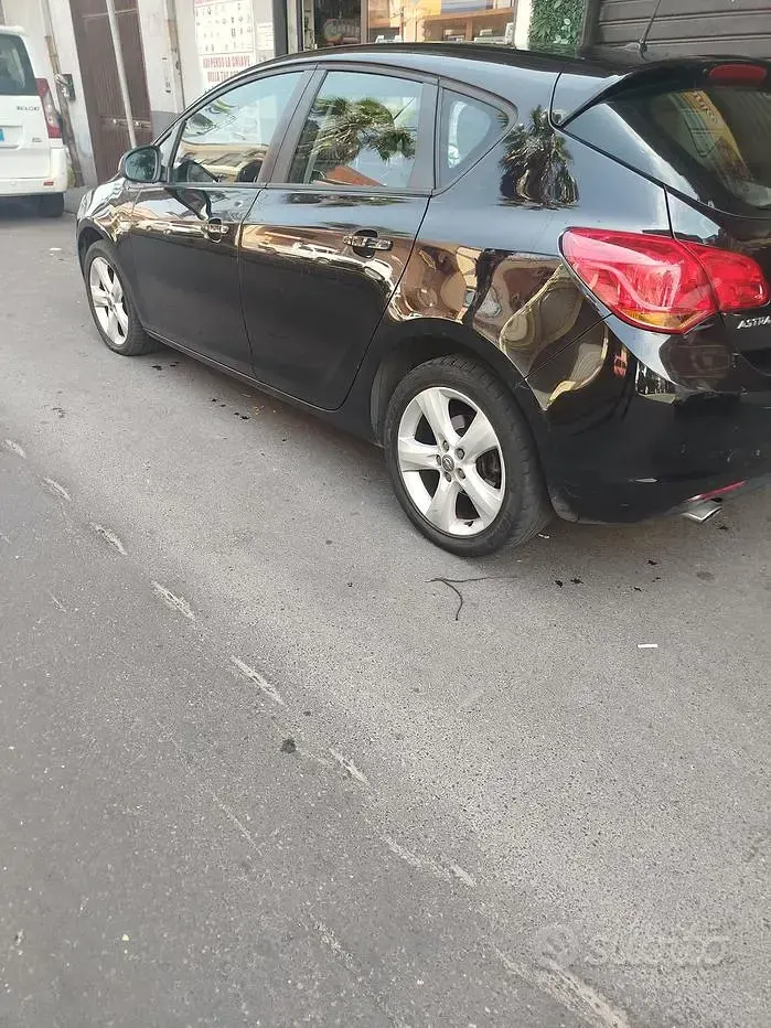 Käytetty Opel Astra 140 HP (102 kW) 2011 Musta Sedan