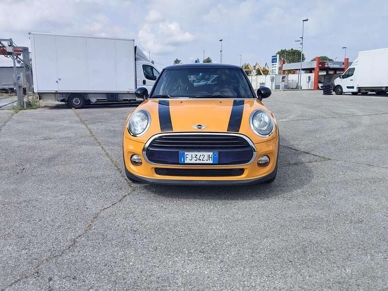 Usata Mini Cooper D 116 CV (85 kW) 2017 Arancione Utilitaria