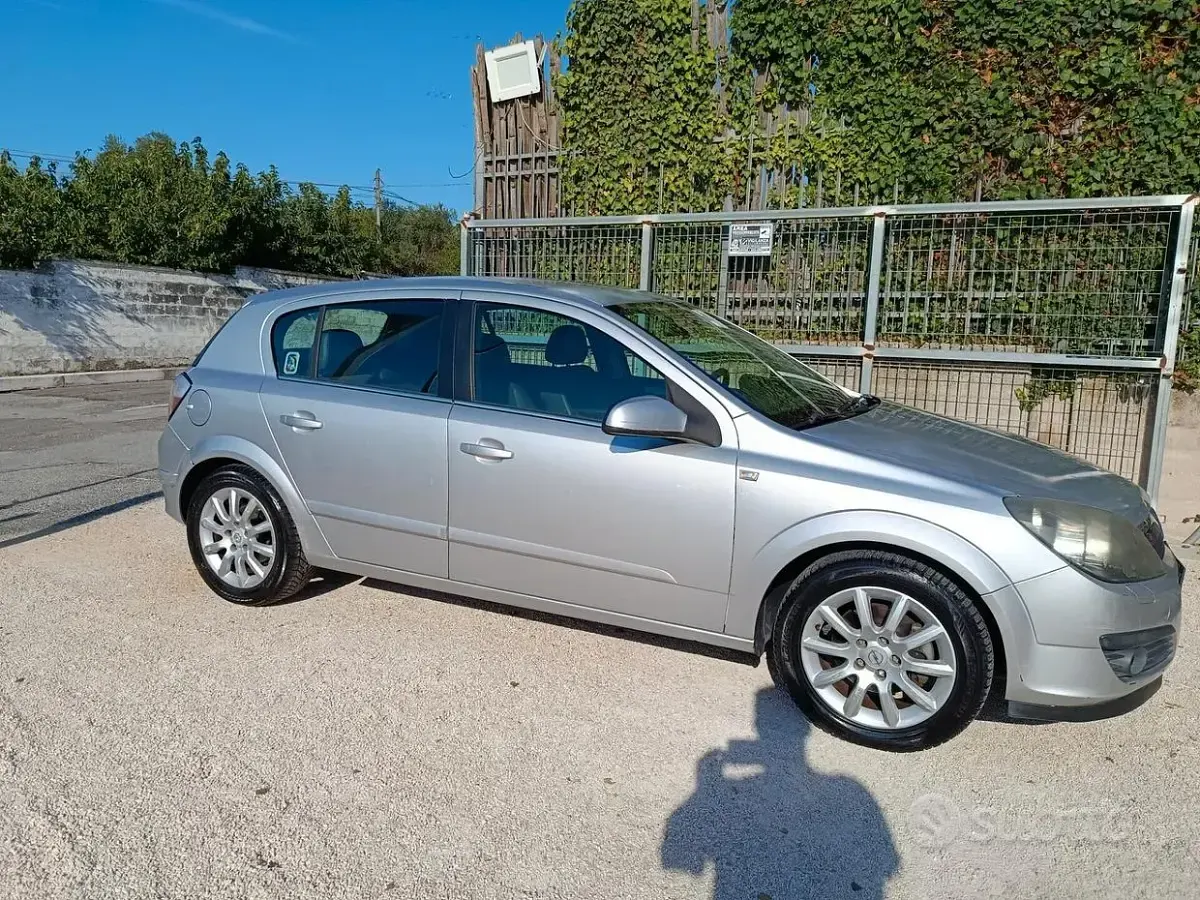 Usata Opel Astra Enjoy 101 CV (74 kW) 2007 Grigio Berlina