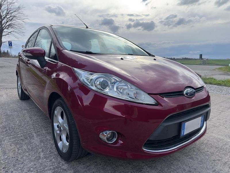 Usata Ford Fiesta Titanium 92 CV (67 kW) 2010 Viola Utilitaria