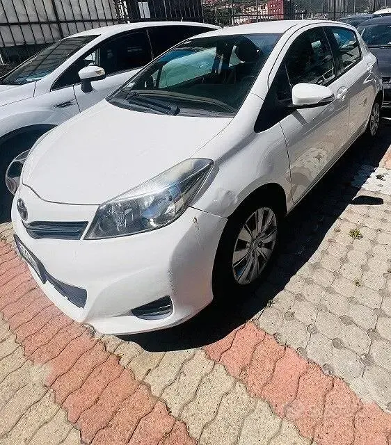 Usata Toyota Yaris Lounge 69 CV (50 kW) 2013 Bianco Utilitaria