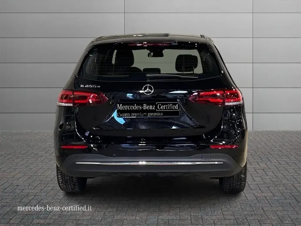 Usata Mercedes B250e 160 CV (117 kW) 2022 Nero notte Monovolume