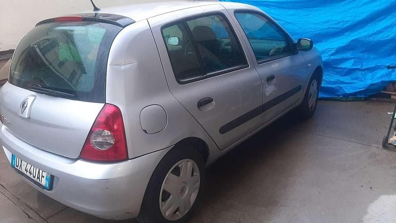 Argento Usata 2009 Renault Clio II Berlina | 2000 € (Super prezzo) - Immagine 1/3