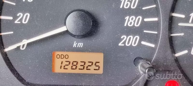 Usata Opel Agila 58 CV (42 kW) 2005 Grigio Monovolume