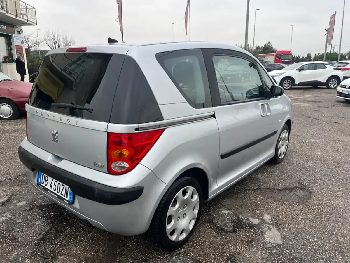 Usata Peugeot 1007 73 CV (53 kW) 2006 Argento Monovolume