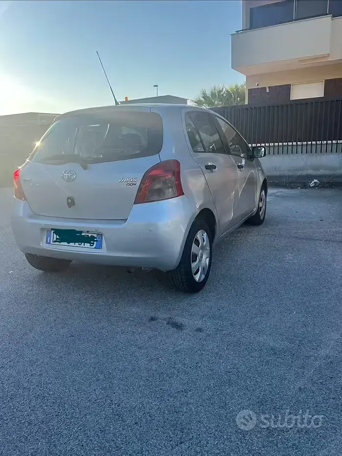 Usata Toyota Yaris 65 CV (47 kW) 2008 Grigio Utilitaria