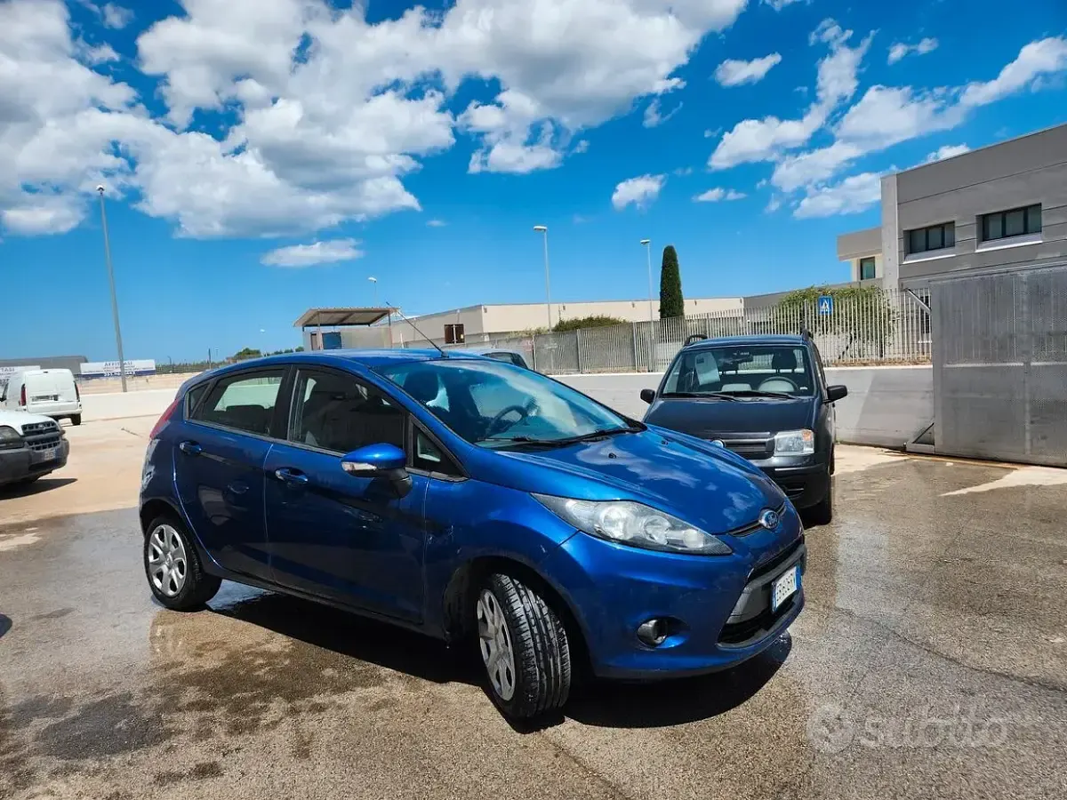 Usata Ford Fiesta 92 CV (67 kW) 2010 Blu Berlina