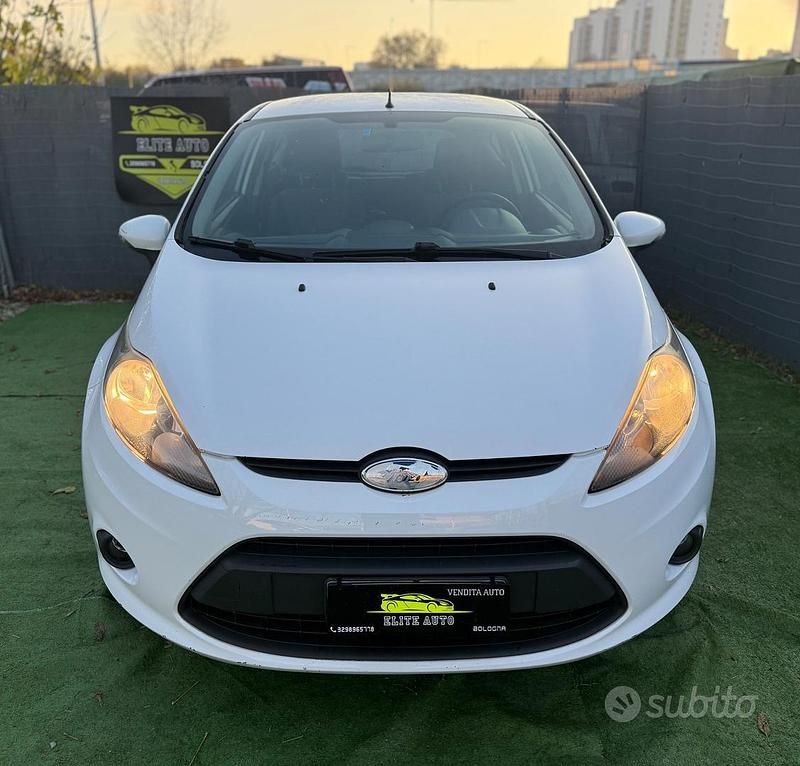 Usata Ford Fiesta Titanium 70 CV (51 kW) 2010 Bianco Berlina