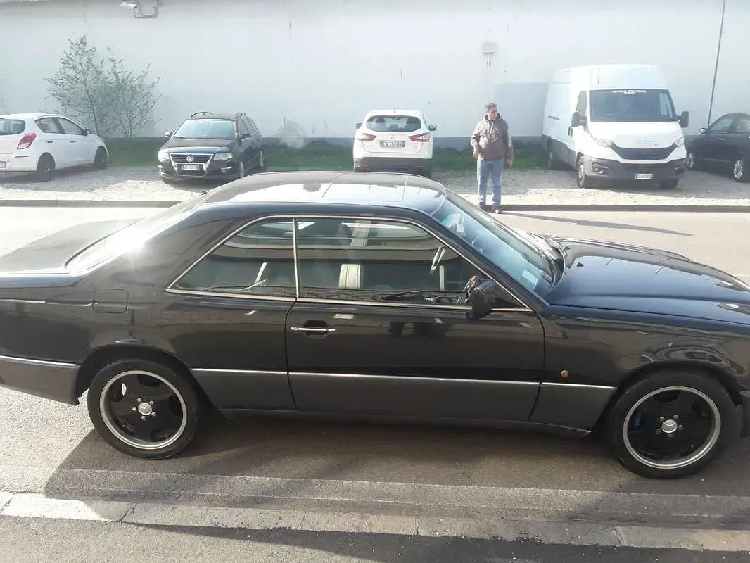 Usata Mercedes E230 Sportline 132 CV (97 kW) 1992 Nero Coupé