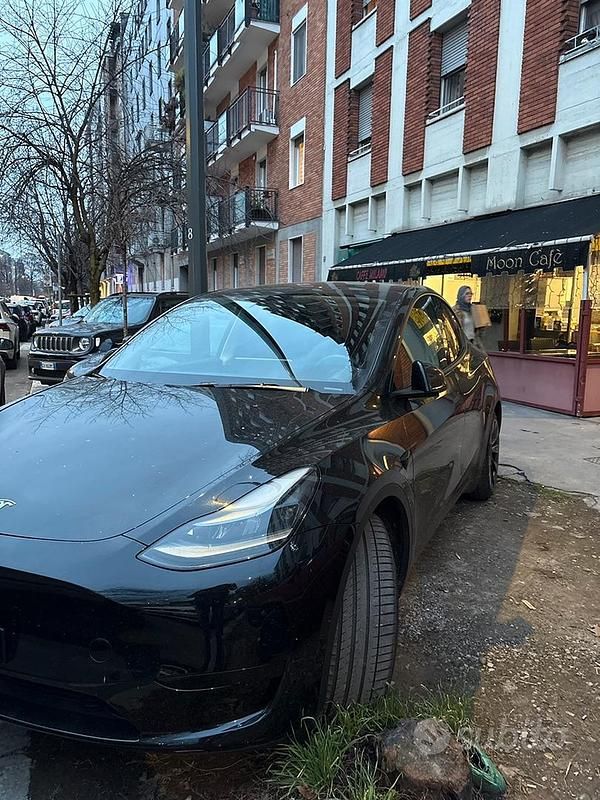 Usata Tesla Model Y 219 kW (299 CV) 2024 Nero SUV