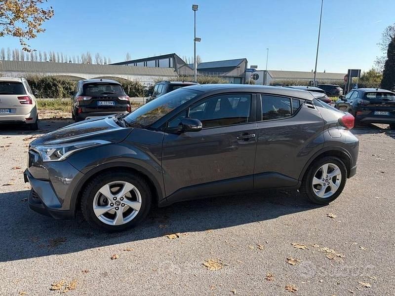Usata Toyota C-HR 98 CV (72 kW) 2019 Gray SUV