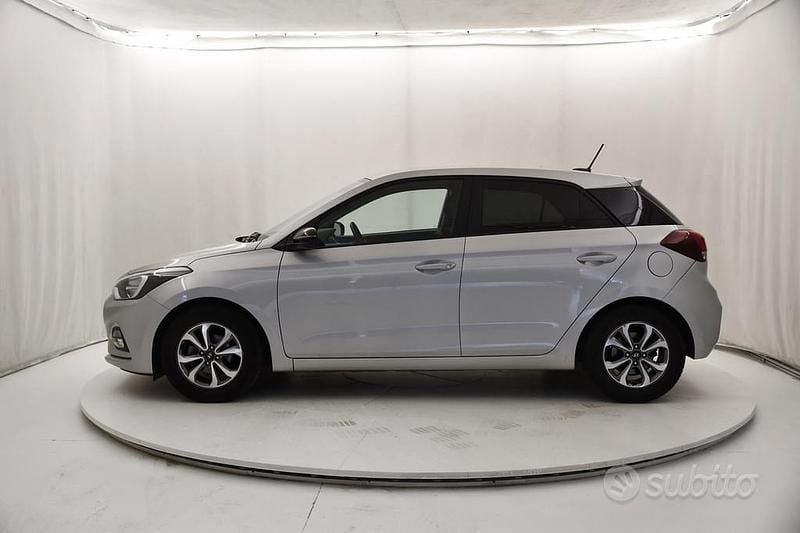 Usata Hyundai i20 75 CV (55 kW) 2020 Sleek silver Monovolume