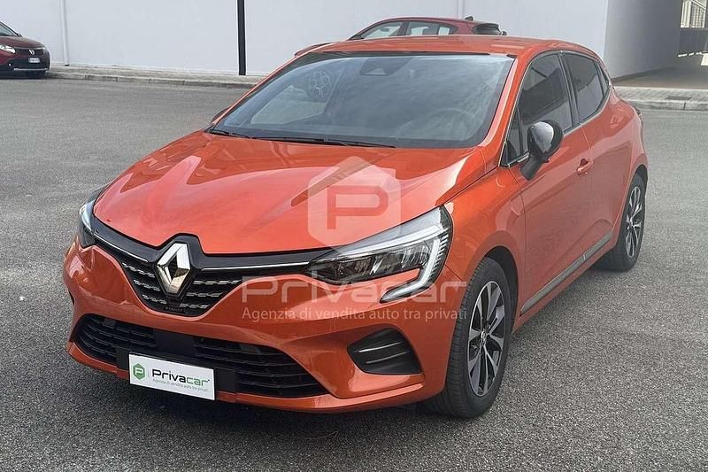 Usata Renault Clio V Techno 91 CV (66 kW) 2023 Arancione Utilitaria