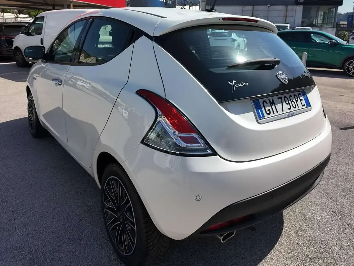 Usata Lancia Ypsilon Gold 69 CV (50 kW) 2023 Bianco Utilitaria