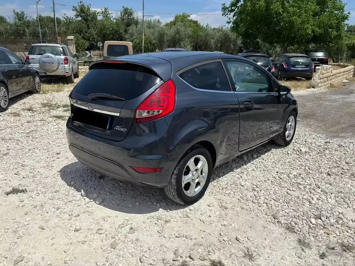 Usata Ford Fiesta 68 CV (50 kW) 2010 Grigio Berlina