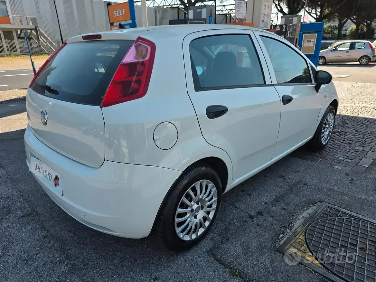 Usata Fiat Grande Punto 75 CV (55 kW) 2009 Bianco Utilitaria