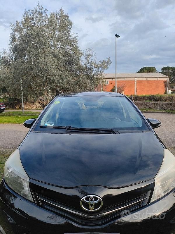 Usata Toyota Yaris Lounge 101 CV (74 kW) 2011 Nero Utilitaria