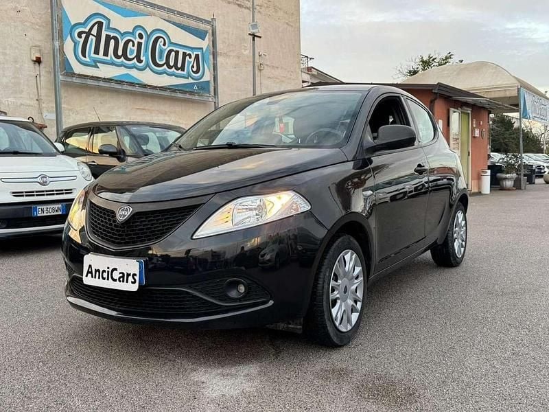Usata Lancia Ypsilon 69 CV (50 kW) 2018 Blu/azzurro Utilitaria