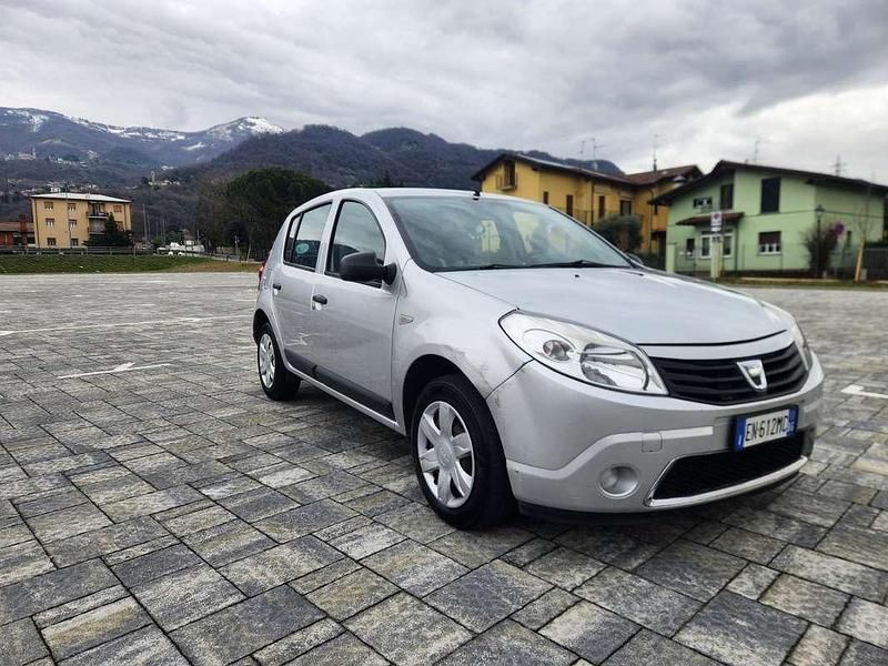 Usata Dacia Sandero Ambiance 75 CV (55 kW) 2012 Berlina