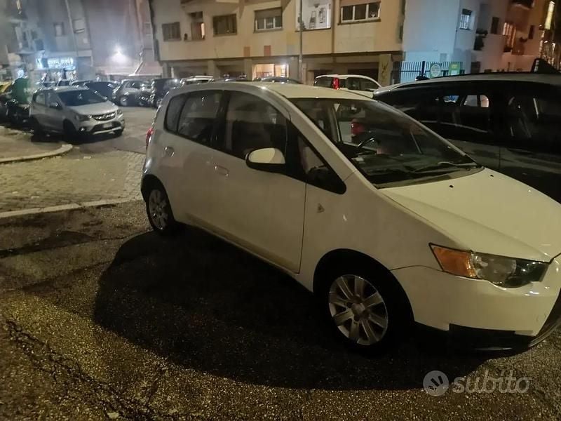 Usata Mitsubishi Colt 90 CV (66 kW) 2010 Bianco Utilitaria