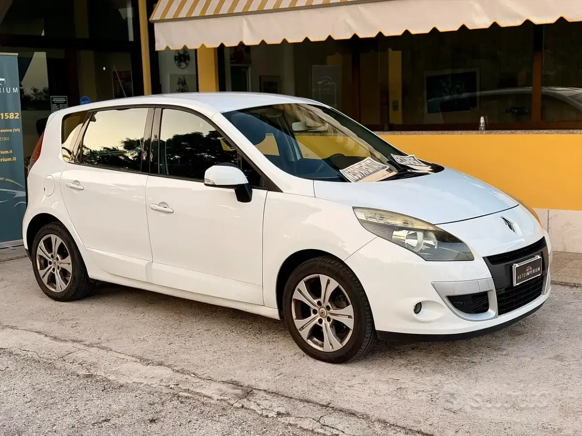Usata Renault Scénic III Luxe 110 CV (80 kW) 2010 Bianco Monovolume