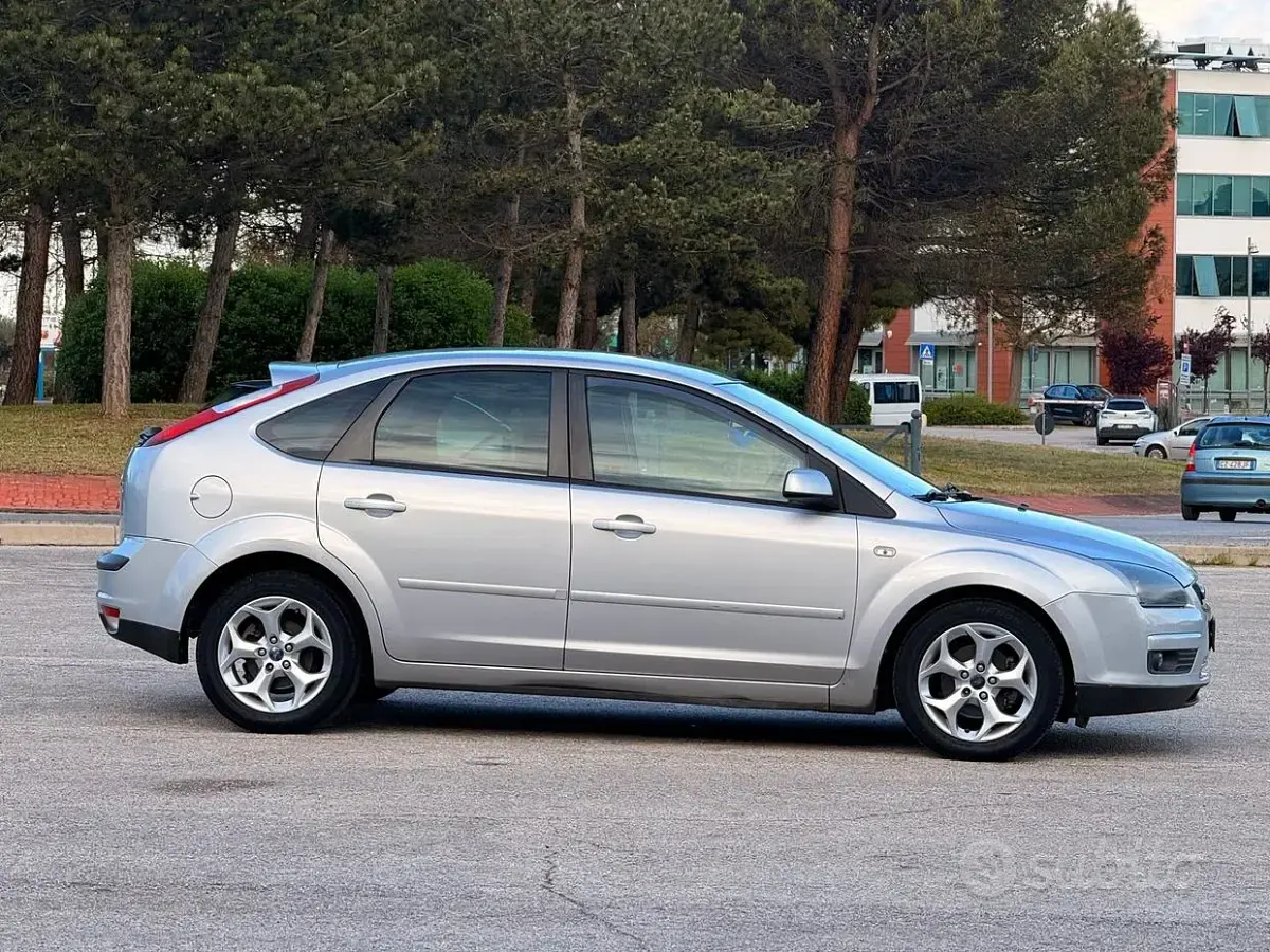Begagnad Ford C-MAX 90 HK (66 kW) 2007 Grå Minibuss