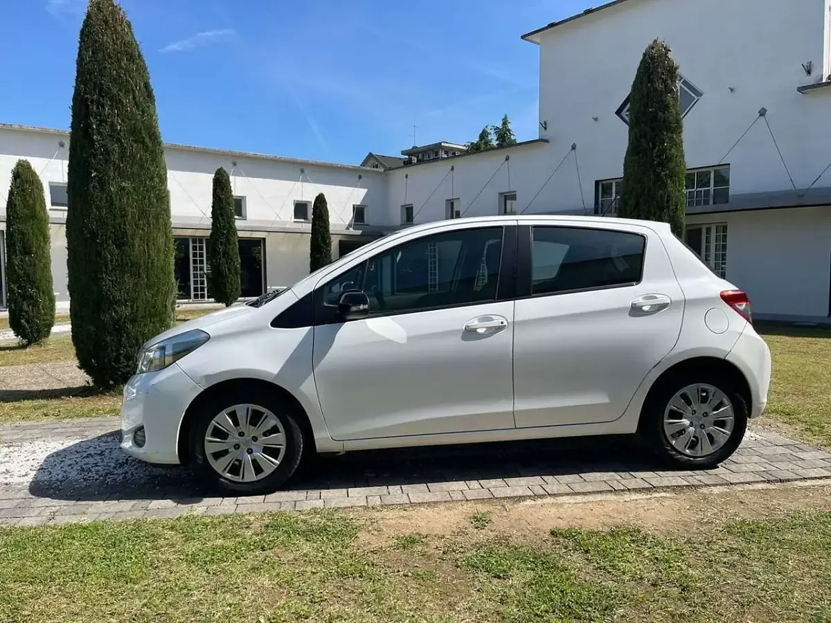 Usata Toyota Yaris Lounge 69 CV (50 kW) 2014 Bianco Utilitaria