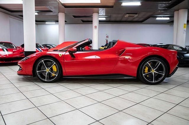 Usata Ferrari 296 829 CV (609 kW) 2024 Rosso Cabrio