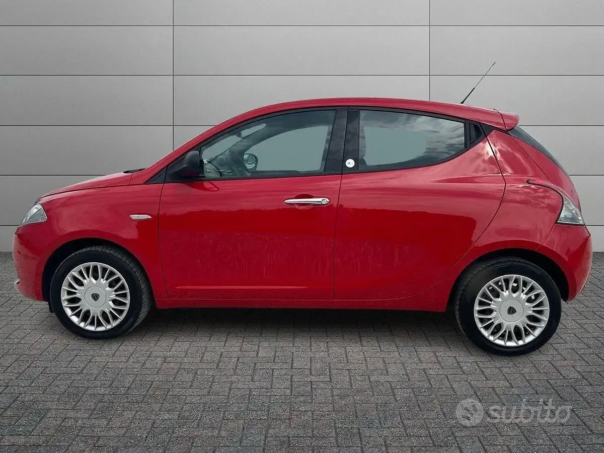 Usata Lancia Ypsilon Silver 69 CV (50 kW) 2016 Rosso Utilitaria