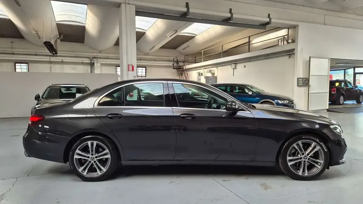 Usata Mercedes E220 200 CV (147 kW) 2022 Grigio Berlina