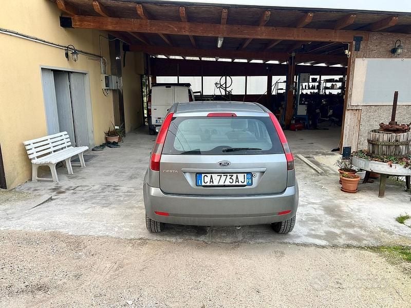 Usata Ford Fiesta 2002 Grigio Utilitaria