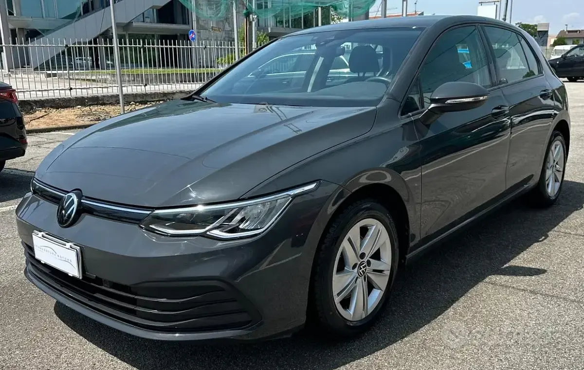 Usata VW Golf VIII Life 110 CV (80 kW) 2022 Grigio Berlina