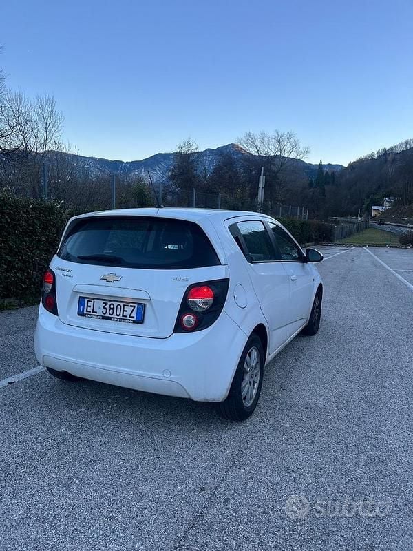Bianco Usata 2012 Chevrolet Aveo Tre volumi | 3500 € - Immagine 1/4
