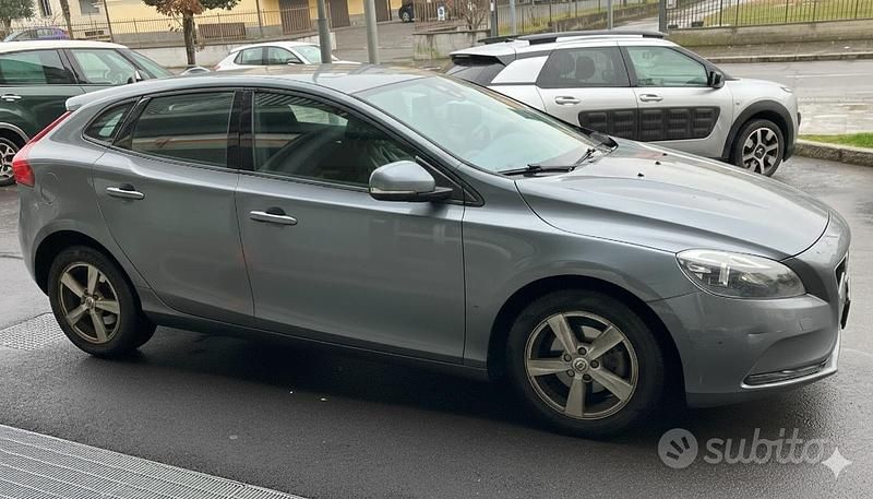 Usata Volvo V40 Business Edition 120 CV (88 kW) 2017 Grigio Berlina