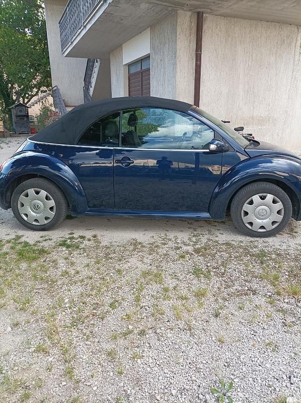 Usata VW New Beetle 101 CV (74 kW) 2005 Blu Utilitaria