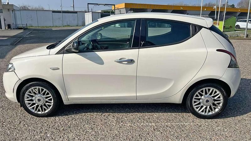 Usata Lancia Ypsilon Gold 69 CV (50 kW) 2014 Bianco Utilitaria