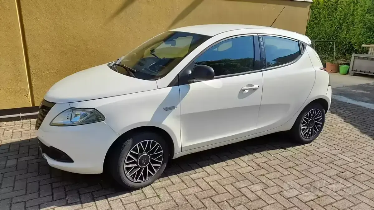 Begagnad Lancia Ypsilon 69 HK (50 kW) 2014 Vit Halvkombi