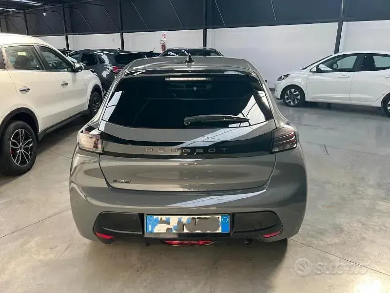 Usata Peugeot 208 Allure 101 CV (74 kW) 2025 Grigio Utilitaria