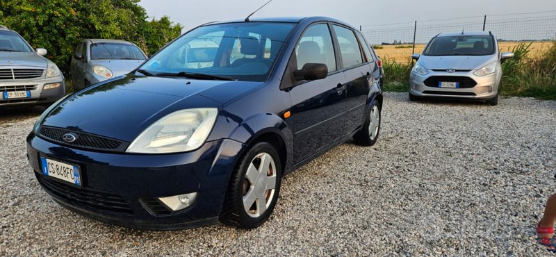 Usata Ford Fiesta 75 CV (55 kW) 2004 Blu Utilitaria