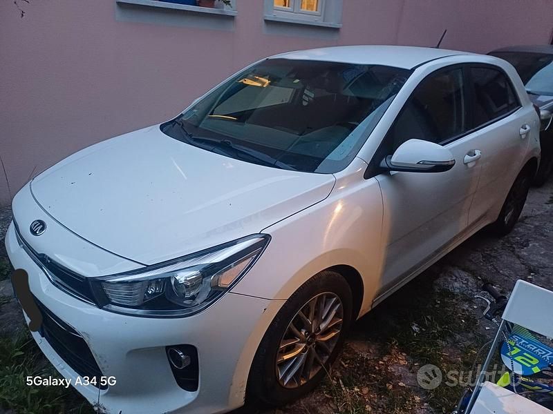 Bianco Usata 2017 Kia Rio Due volumi | 6000 € (Super prezzo) - Immagine 1/4
