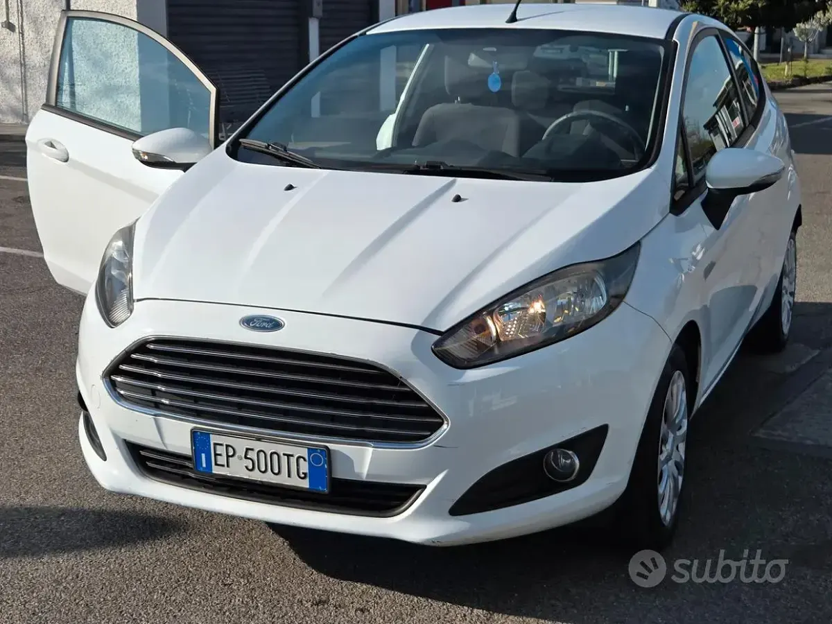 Usata Ford Fiesta 80 CV (58 kW) 2014 Bianco Utilitaria