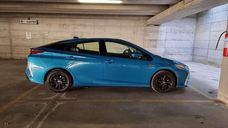 Usata Toyota Prius 98 CV (72 kW) 2017 Blu/azzurro Berlina